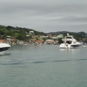 Pai e filha resgatados após lancha pegar fogo perto da ilha de Porto Belo