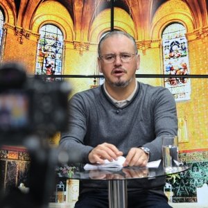 Programa diário promove momentos de espiritualidade, reflexão e conexão com Deus, fortalecendo a fé 