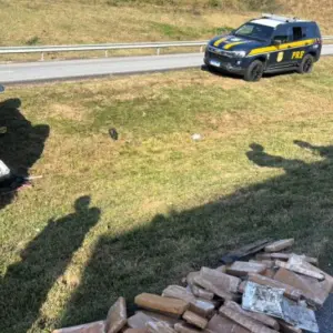Perseguição na BR-101 termina com carro capotado e 97 kg de maconha