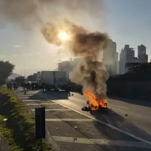 Trânsito interrompido na BR-101 em Balneário Camboriú após acidente