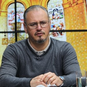 Renove sua fé e encontre força nas mensagens e orações do Padre Elizandro, ao vivo nesta tarde