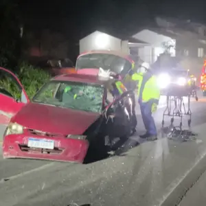 Acidente entre dois carros na SC-108 deixa preso às ferragens