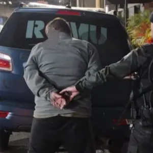 Motorista tranca homem suspeito de filmar adolescentes em ônibus