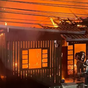 Incêndio atinge casa em Itapema; morador sofre queimaduras