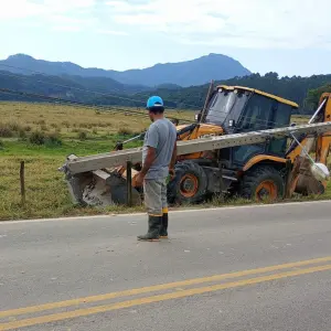 Máquina colide com poste na localidade da Terra Nova em Tijucas
