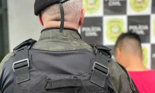 Homem é detido por violência doméstica após impedir companheira de entrar em casa