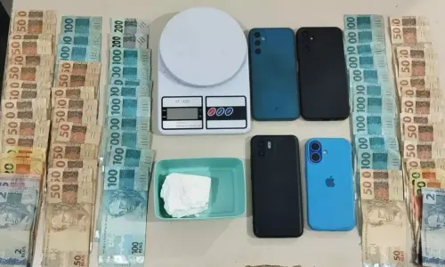 Família é presa por tráfico: R$ 4,5 mil e 130g de cocaína apreendidos