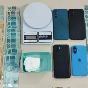 Família é presa por tráfico: R$ 4,5 mil e 130g de cocaína apreendidos