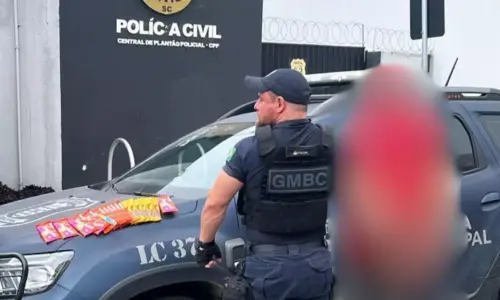Jovem é preso após furtar 19 barras de chocolate em supermercado