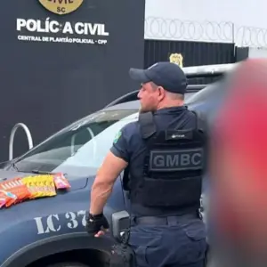 Jovem é preso após furtar 19 barras de chocolate em supermercado