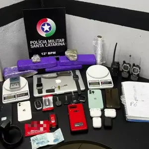 Dupla é presa por tráfico de drogas e furto de veículos; 2 kg de maconha encontrado