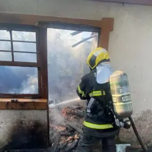 Incêndio destrói casa abandonada em Tijucas; ainda não se sabe como o fogo começou