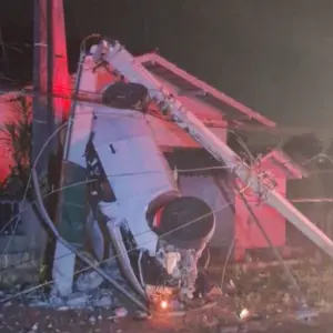 Carro destrói poste em colisão na madrugada e motorista foge do local