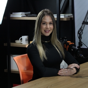 Primeiro Clic Podcast recebe Júlia Hermes, promotora de eventos