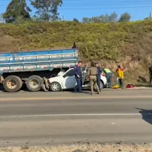 URGENTE: Colisão entre carro e caminhão deixa um ferido na SC-410 