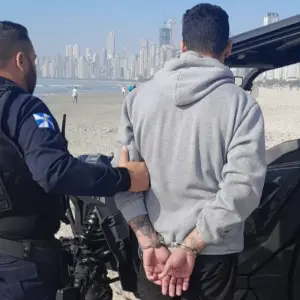 Foragido por homicídio e tráfico é preso em praia badalada da região
