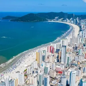 Balneário Camboriú celebra aniversário com bolo de 61 metros