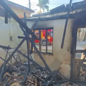 Incêndio destrói casa e veículo; um animal morreu no local