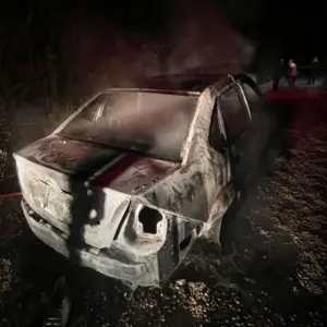 Carro fica totalmente destruído em incêndio; motorista escapa ileso