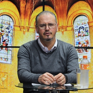 Renove sua fé e encontre força nas mensagens e orações do Padre Elizandro, ao vivo nesta tarde