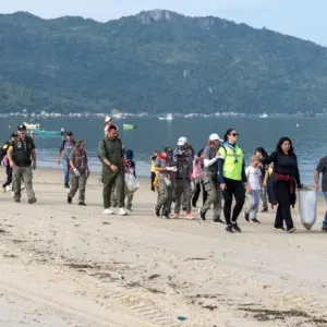 Mutirão de limpeza em praia da região coleta 124,5 kg de resíduos 