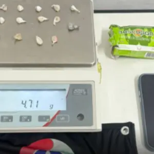 Dois homens presos com drogas em embalagem de medicamento
