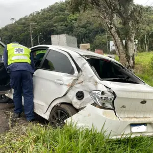 Carro colide violentamente contra árvore na SC-410 em São João Batista
