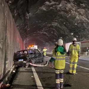 Engavetamento no túnel do Morro do Boi interdita faixa da BR-101 e causa lentidão