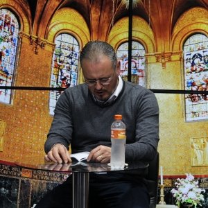 Tarde especial de fé e oração com Padre Elizandro, trazendo palavras que confortam, renovam e edificam