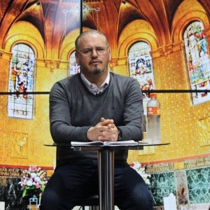 Padre Elizandro Scarsi encerra a semana com bênçãos e esperança no programa Tarde de Fé
