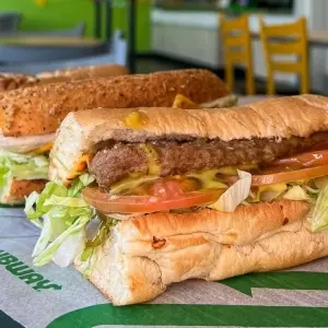 Subway celebra Dia do 30 com sanduíche em dobro pagando menos; saiba detalhes