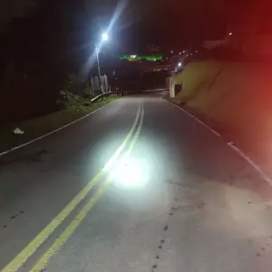 Carro com dois jovens cai em barranco após sair da pista no Morro da Cruz