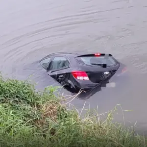 Falha em manobra leva carro para dentro do rio; motorista escapa ileso