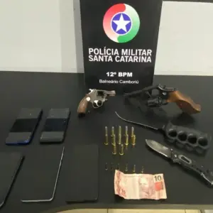 Armas e munições apreendidas; quatro homens foram detidos