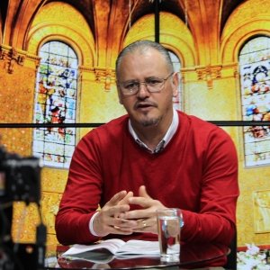 Programa diário promove momentos de espiritualidade, reflexão e conexão com Deus, fortalecendo a fé 