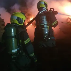 Incêndio atinge cerâmica e destrói cobertura e estoque de lenha