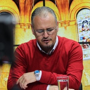 Renove sua fé e encontre força nas mensagens e orações do Padre Elizandro, ao vivo nesta tarde
