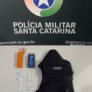 Suspeito de tráfico de drogas é preso em Tijucas; tinha 30 buchas para vender