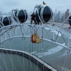 Roda-gigante de Balneário Camboriú recebe treinamento de resgate de bombeiros