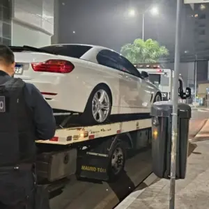 BMW com descarga livre e documentação atrasada é apreendida