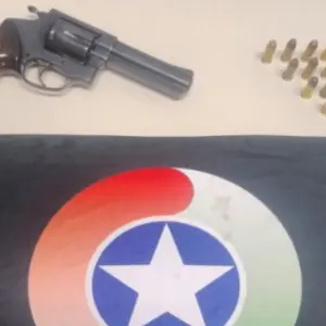 Homem com suspeita de embriaguez é preso com arma de fogo e munições após acidente