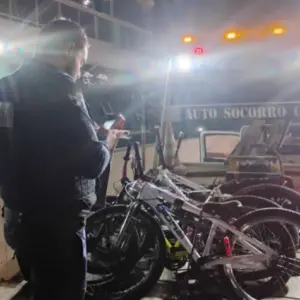 Ciclistas que realizavam manobras perigosas em estrada têm bicicletas apreendidas