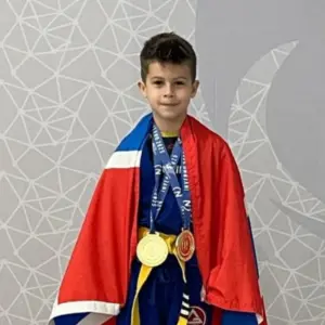 Atleta da região de oito anos conquista duas medalhas de ouro em competição de jiu-jitsu