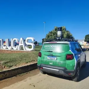 Carro com câmera percorre Tijucas para atualização cadastral de imóveis