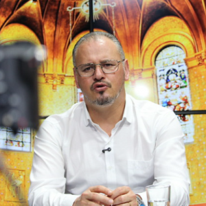 Tarde especial de fé e oração com Padre Elizandro, trazendo palavras que confortam, renovam e edificam
