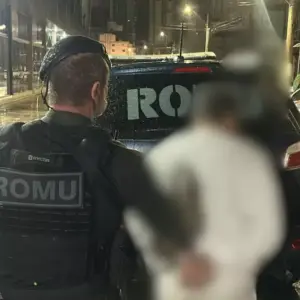 Homem é preso por agressão e posse de arma após denúncia da esposa