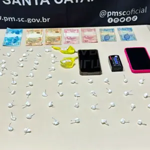 Dupla é presa por ‘disk-entregas’ de cocaína; 73 buchas foram apreendidas