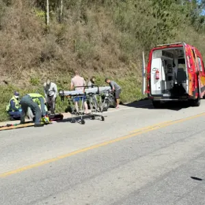 Jovem de 21 anos fica ferido em queda de moto na SC-108 em São João Batista