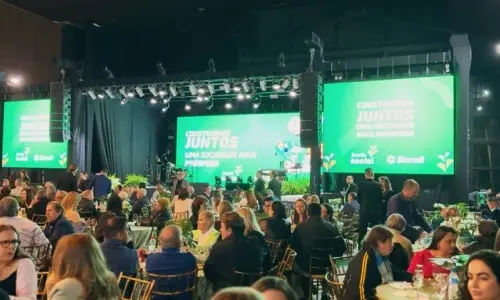 Sicredi realiza entrega do Fundo Social de + de R$ 1 milhão com show da Família Lima