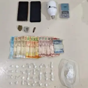 Casal é preso com 31 buchas de cocaína, maconha e balança de precisão